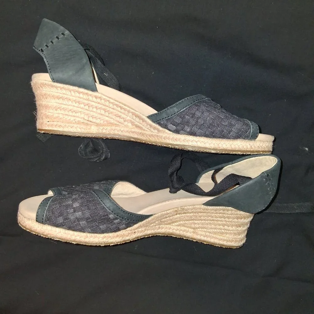 UGG Navy Blue Espadrille Wedge Sandals – Size 9 CLOSET CLEAROUT SALES - Picture 4 of 4